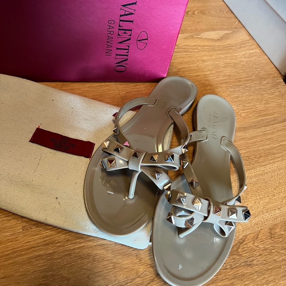 Valentino RUBBER ROCKSTUD THONG
Beige